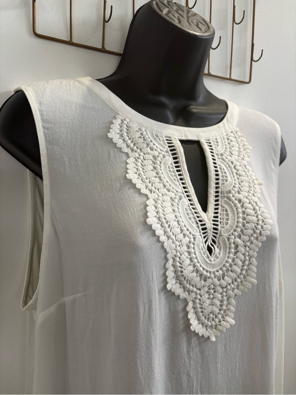 Women’s Stich FiX White Sleeveless Lace-Detail Blouse